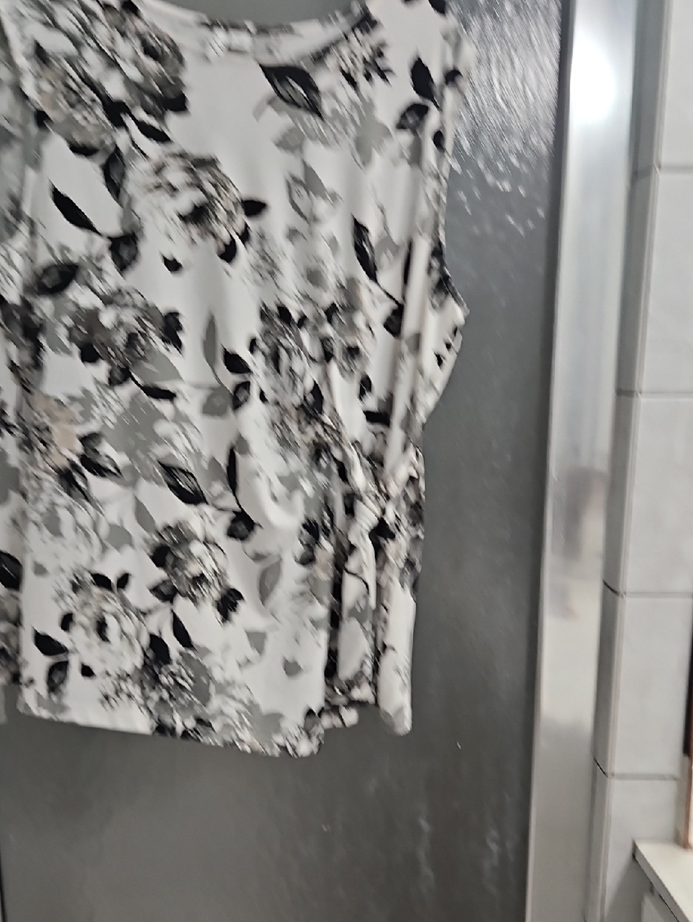Elle Black & White Floral Scoop Neck Top